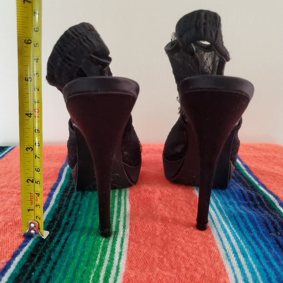 Black lace Chinese Laundry heels size 7. Like new. Elastic back, comfortable! - Picture 4 of 5